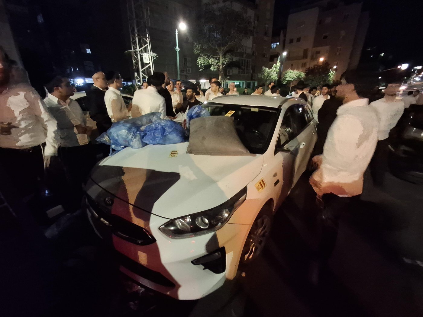 המשטרה הצבאית ניסתה לעצור תלמיד ישיבה, המונים הפינו והפכו ניידת משטרה | שלושה נעצרו