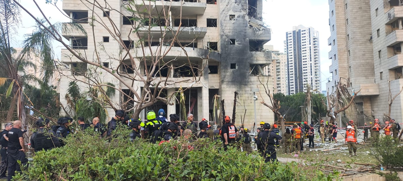 כוחות חילוץ והצלה עם פיקוד העורף בזירת אסון בפתח תקווה