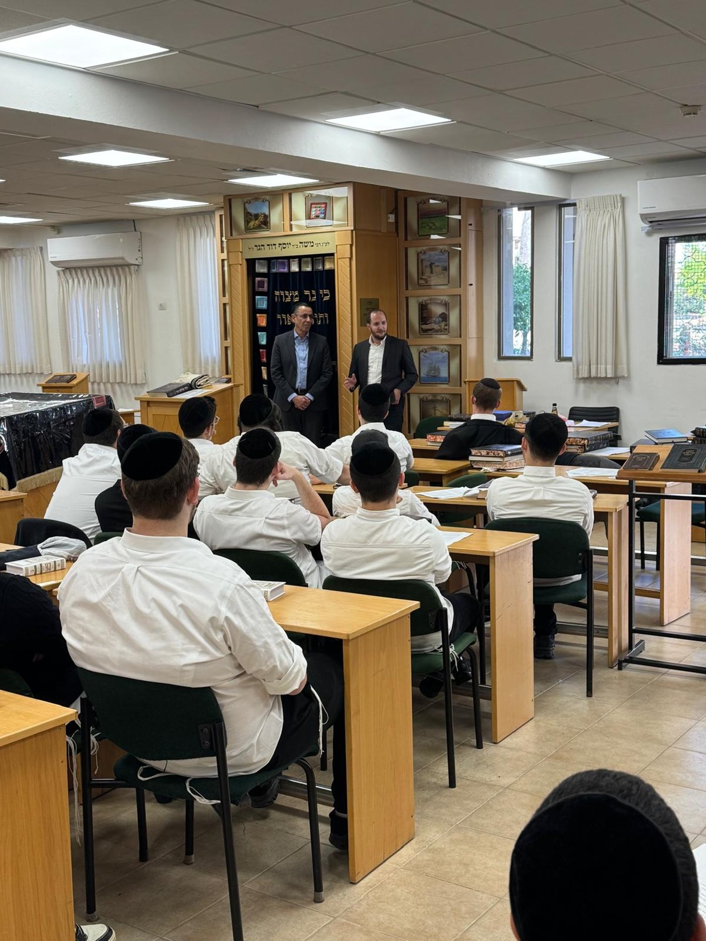 אבי לוי בביקורו בישיבה