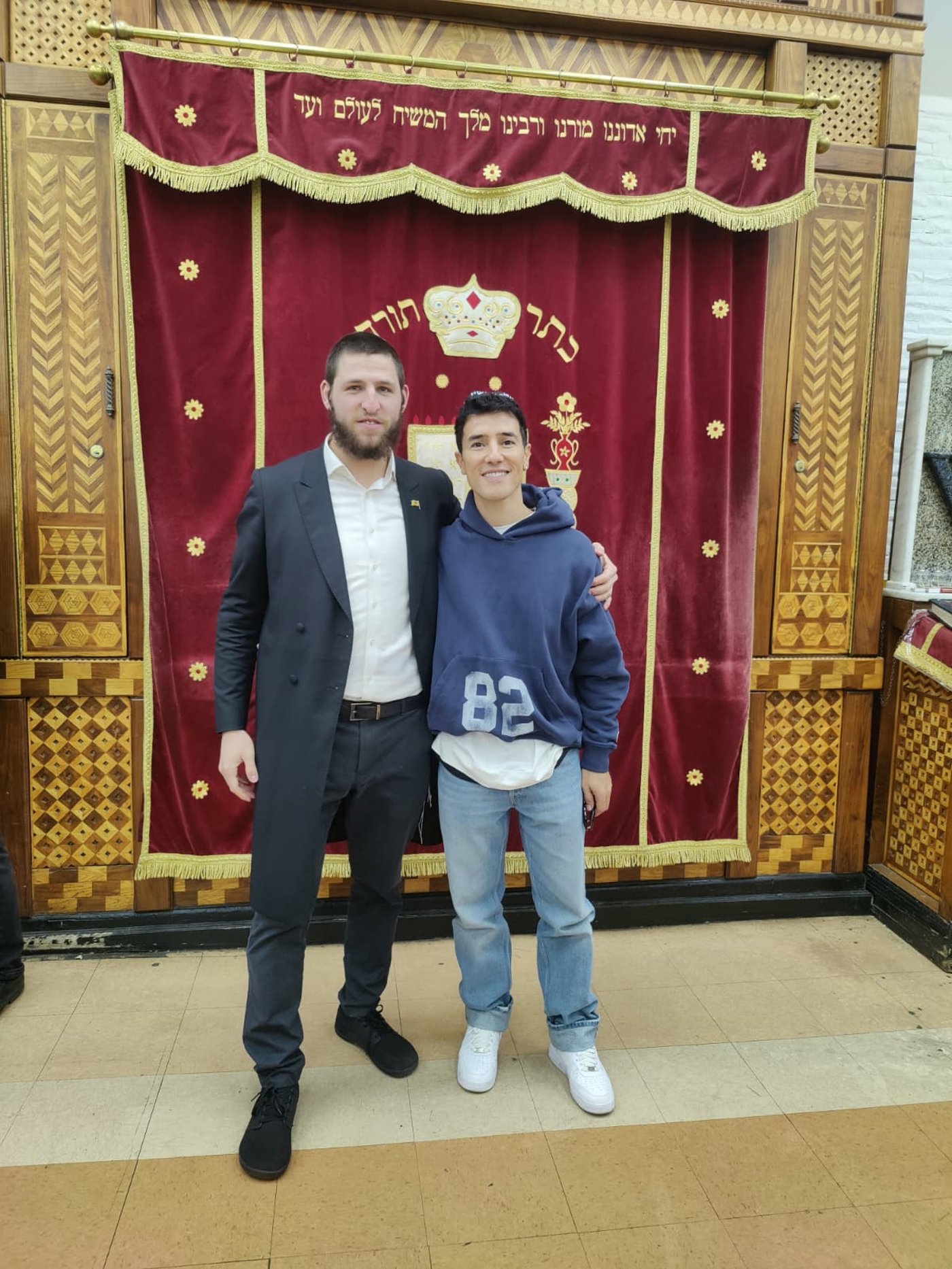 עם כיפת 'יחי' של המשיחיסטים: הראל סקעת ביקר ב-770