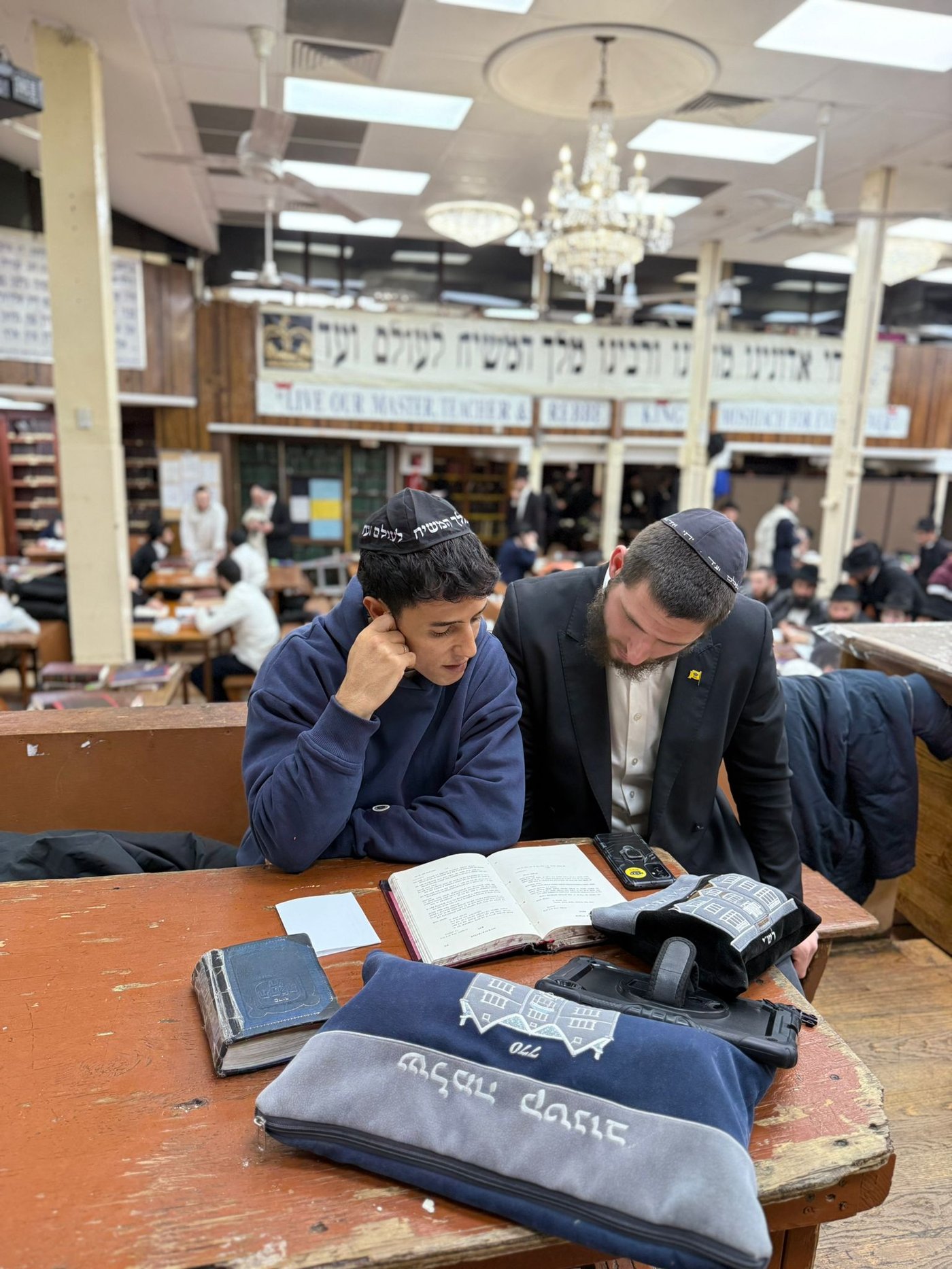 עם כיפת 'יחי' של המשיחיסטים: הראל סקעת ביקר ב-770