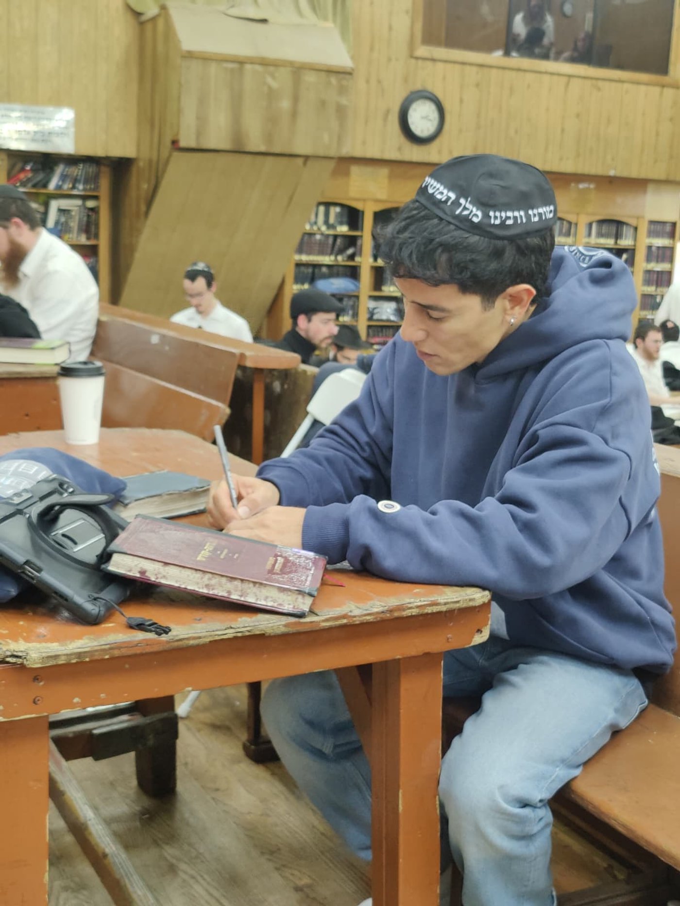 עם כיפת 'יחי' של המשיחיסטים: הראל סקעת ביקר ב-770