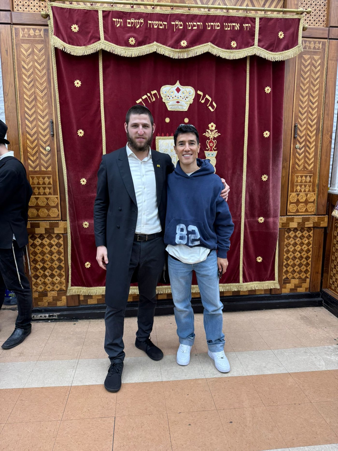 עם כיפת 'יחי' של המשיחיסטים: הראל סקעת ביקר ב-770