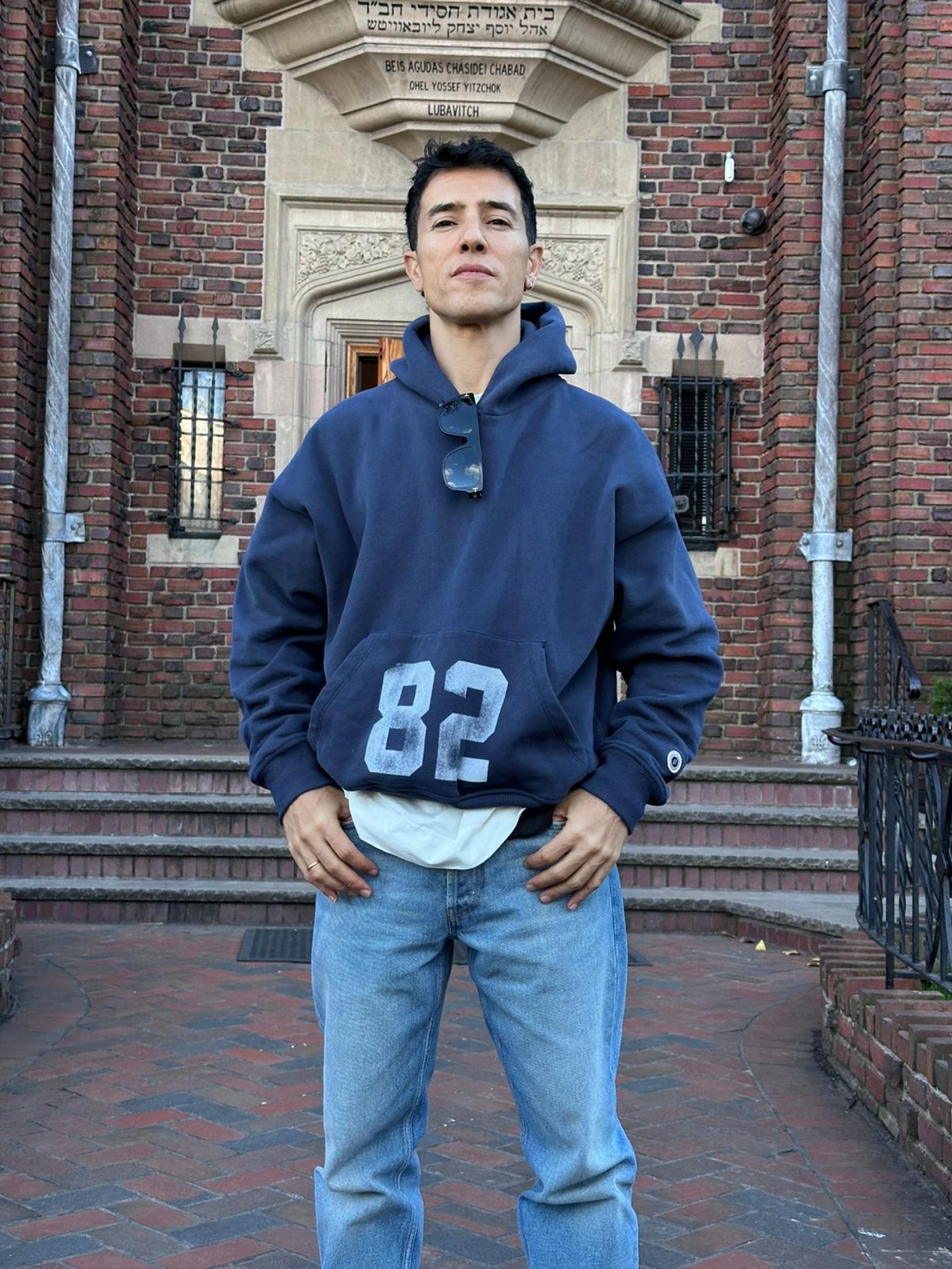 עם כיפת 'יחי' של המשיחיסטים: הראל סקעת ביקר ב-770