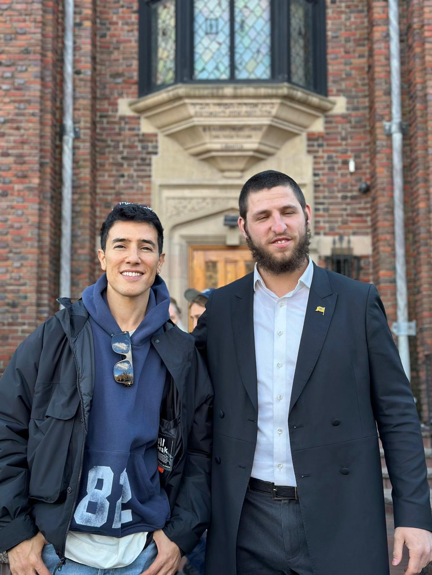 עם כיפת 'יחי' של המשיחיסטים: הראל סקעת ביקר ב-770