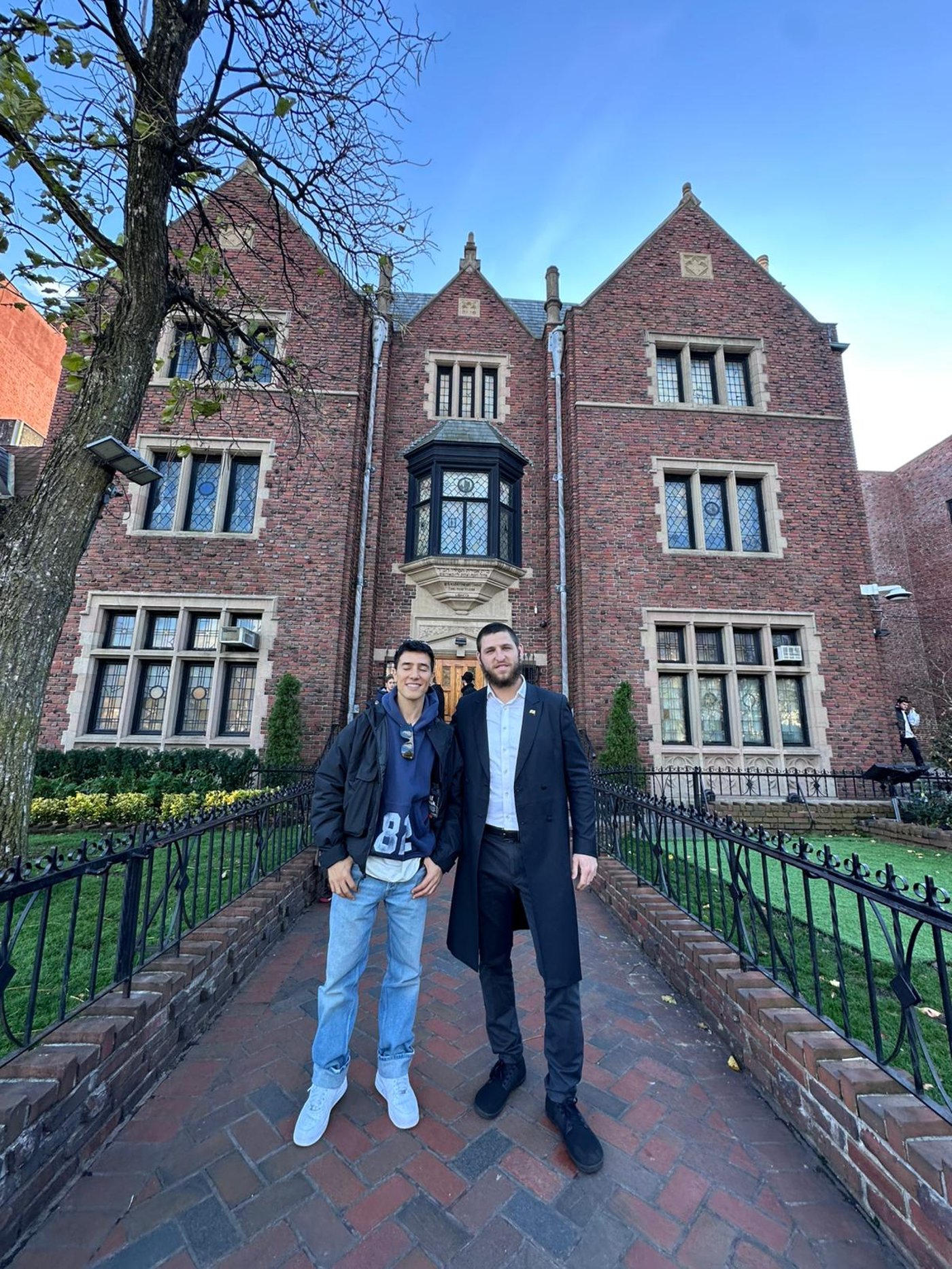 עם כיפת 'יחי' של המשיחיסטים: הראל סקעת ביקר ב-770