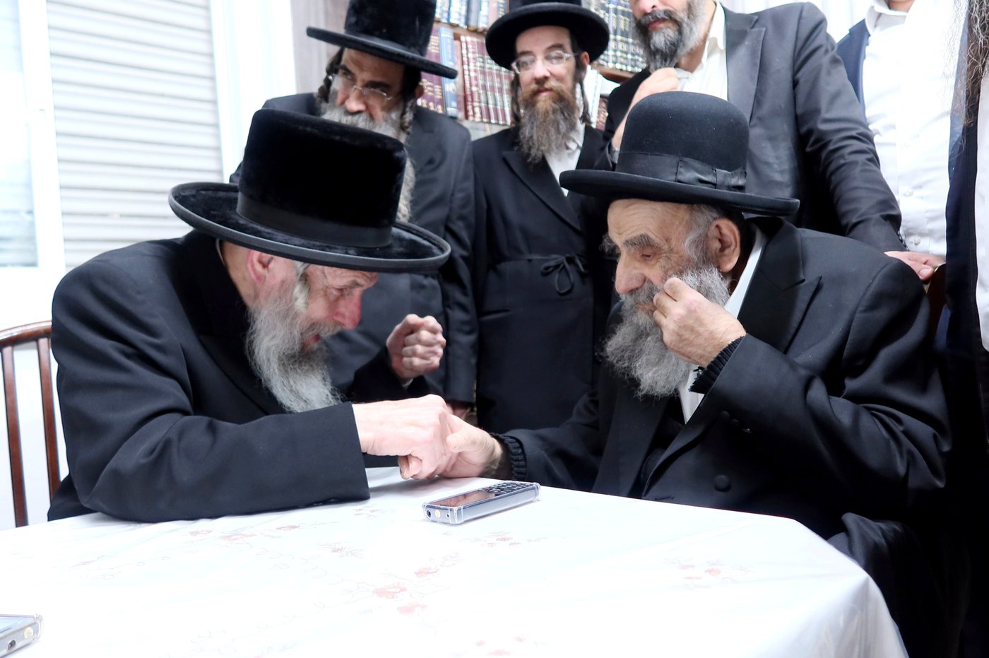 האדמו"ר מסלאנים בביקור אצל הגר"מ צדקה