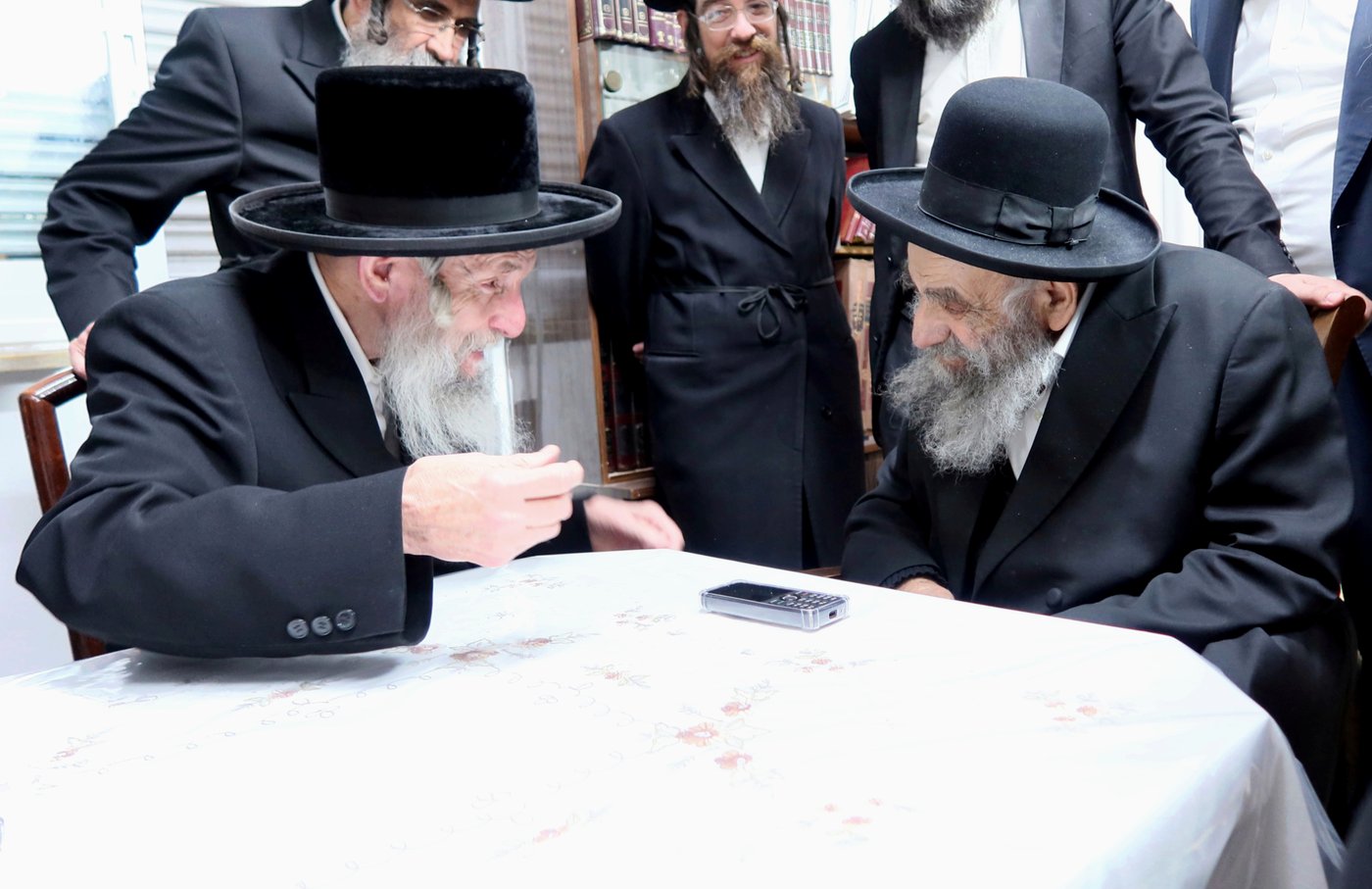 האדמו"ר מסלאנים בביקור אצל הגר"מ צדקה