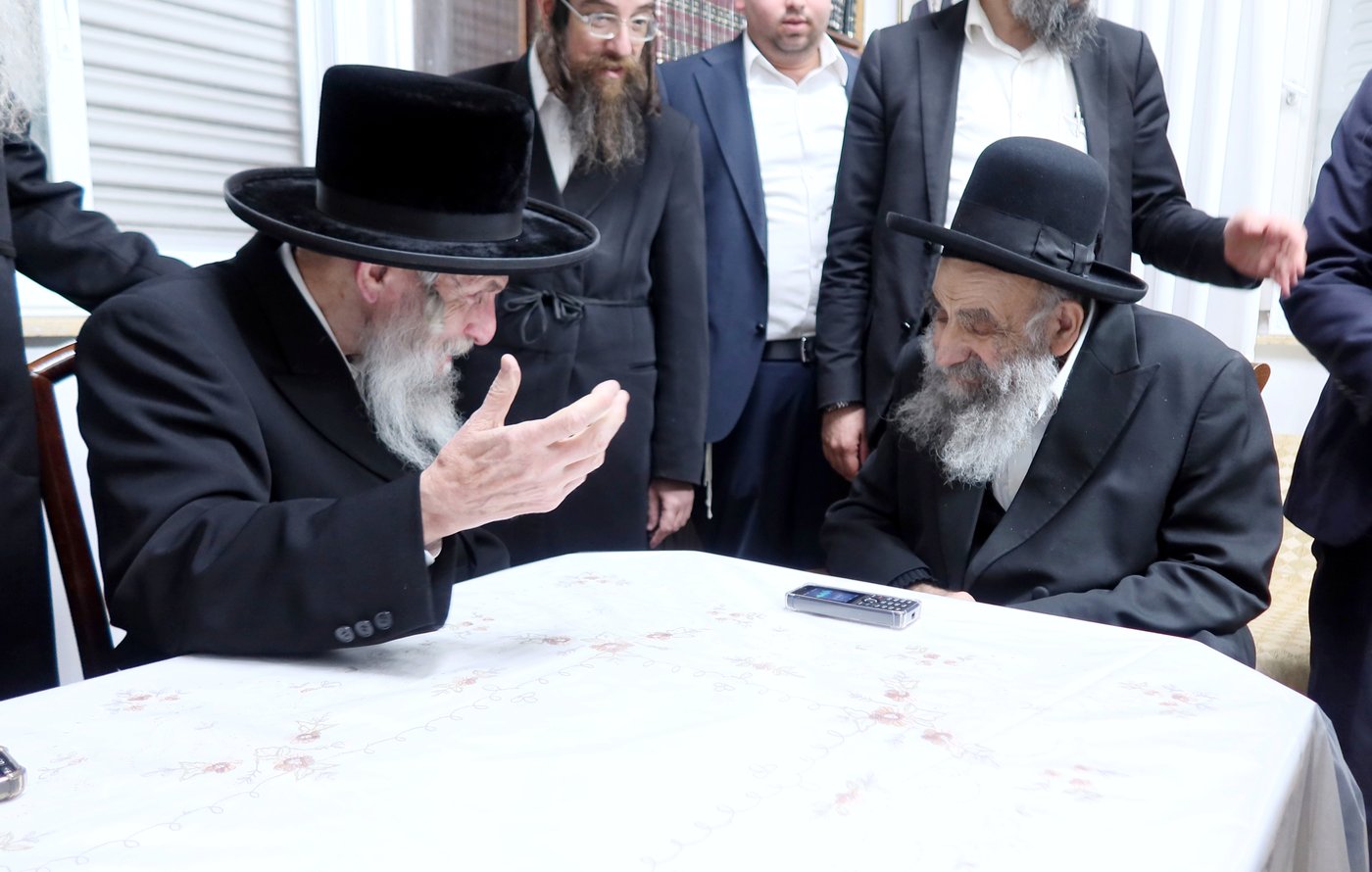 האדמו"ר מסלאנים בביקור אצל הגר"מ צדקה