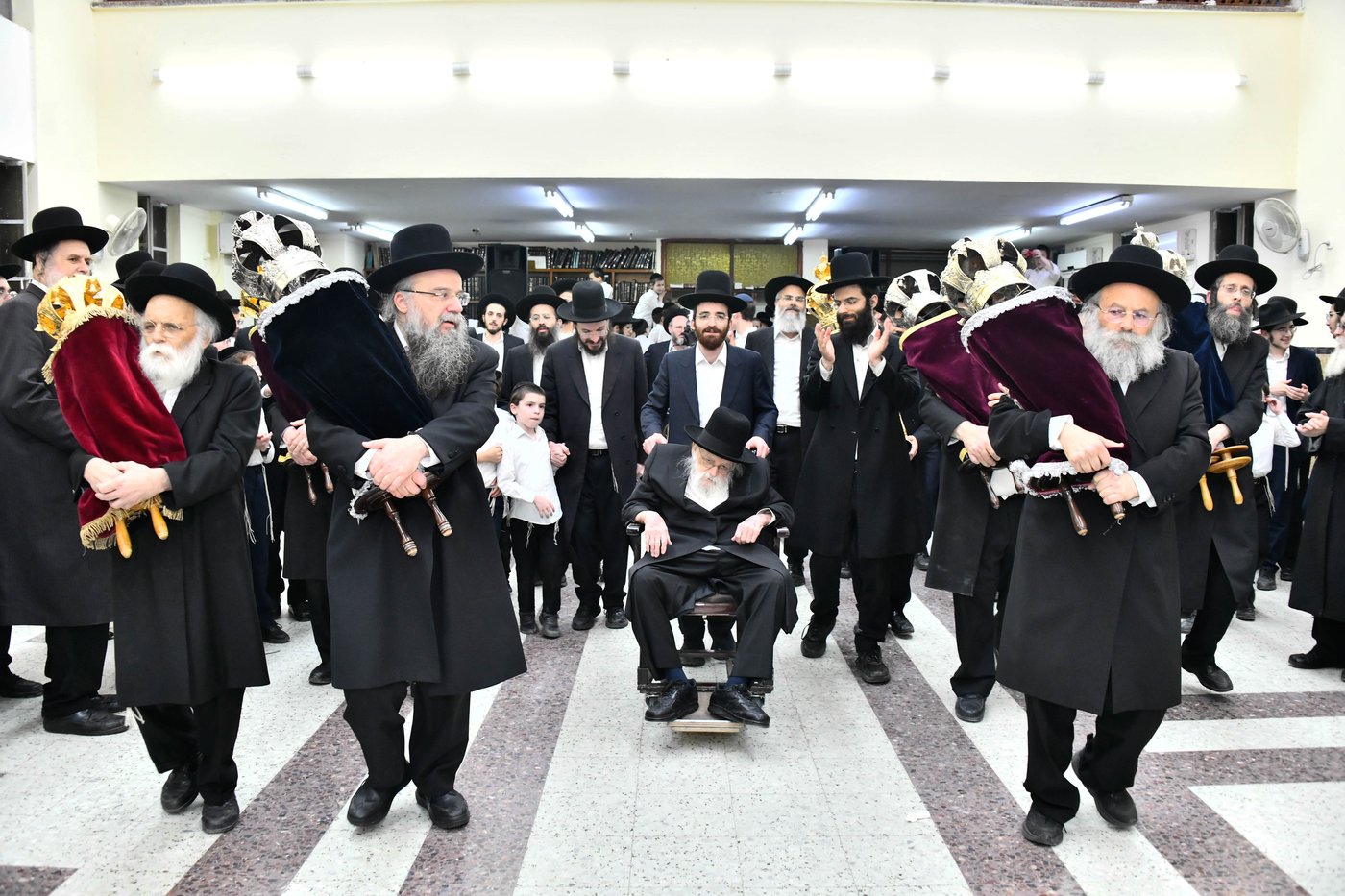 הכנסת ס"ת ע"י הגר"מ גריינמן