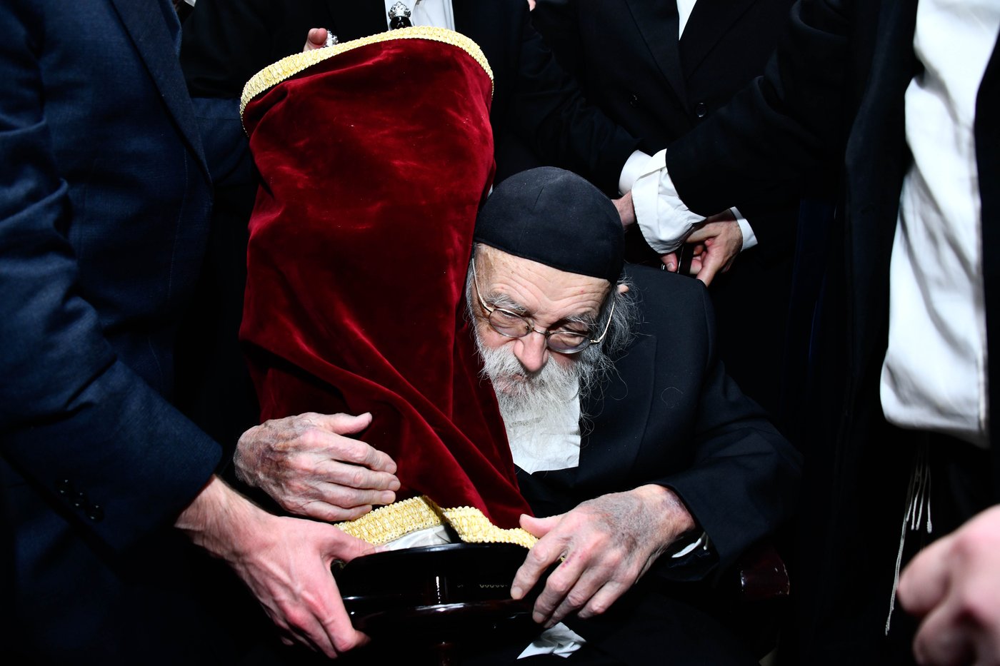 הכנסת ס"ת ע"י הגר"מ גריינמן