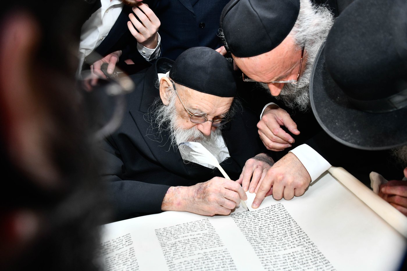 הכנסת ס"ת ע"י הגר"מ גריינמן