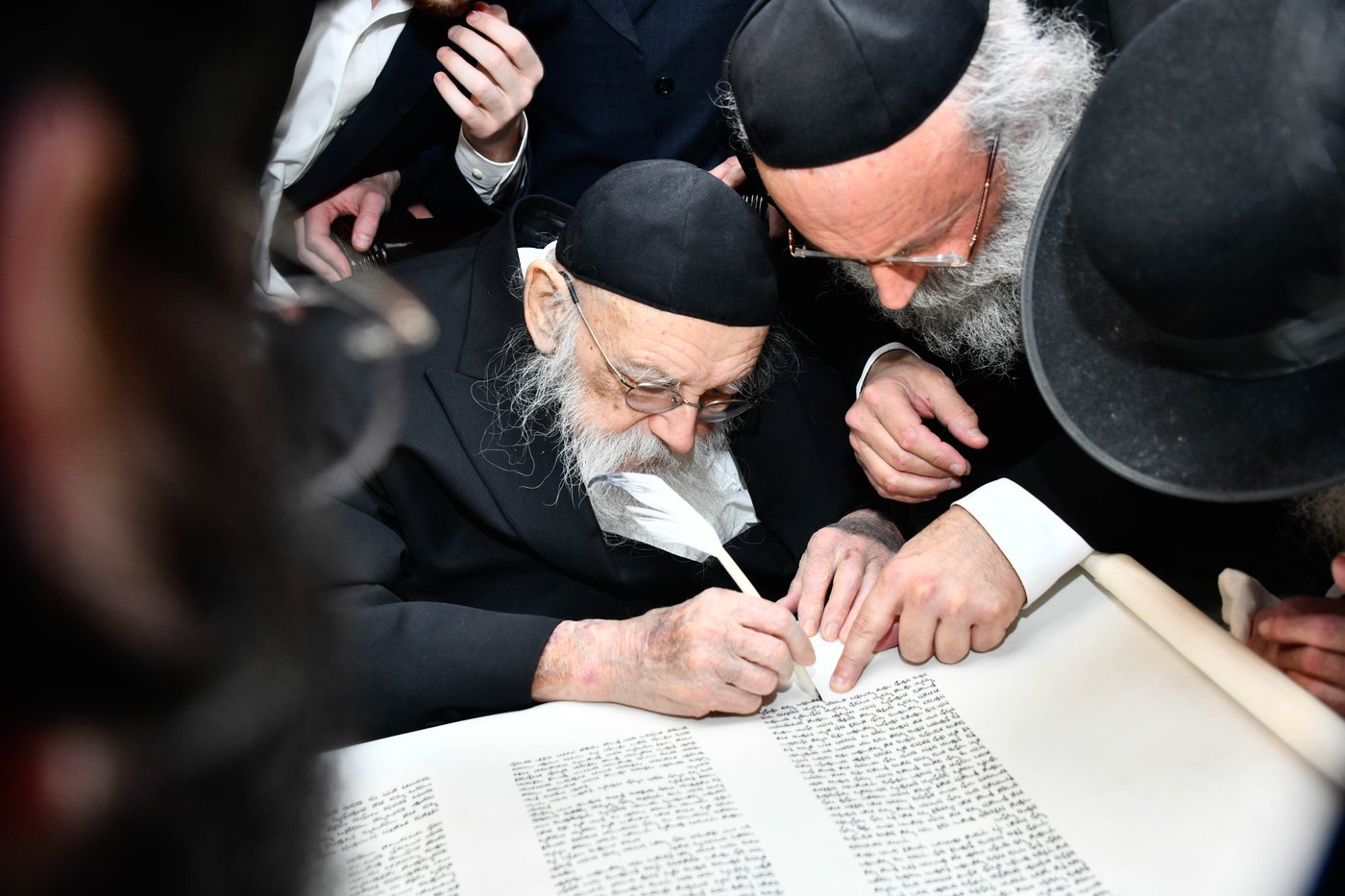 הכנסת ס"ת ע"י הגר"מ גריינמן