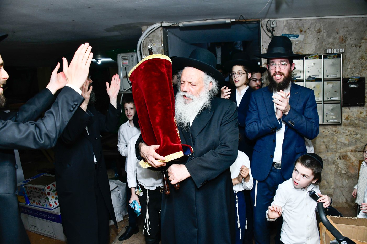 הכנסת ס"ת ע"י הגר"מ גריינמן