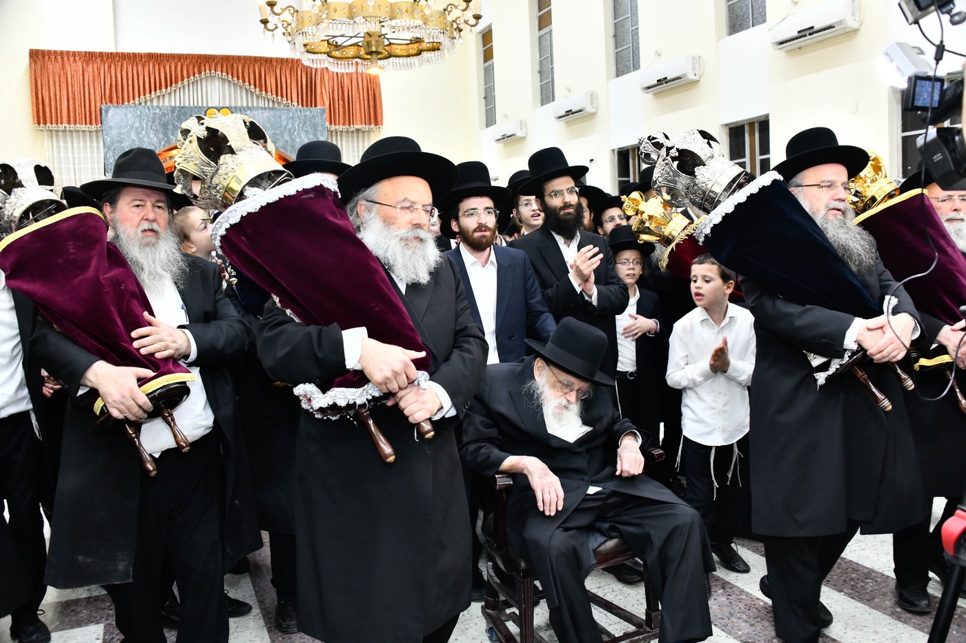 הכנסת ס"ת ע"י הגר"מ גריינמן