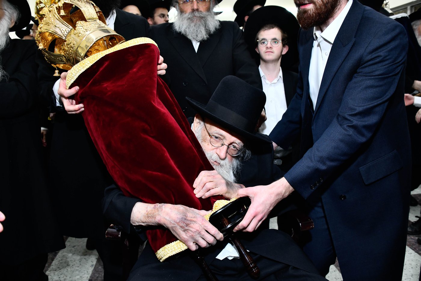 הכנסת ס"ת ע"י הגר"מ גריינמן