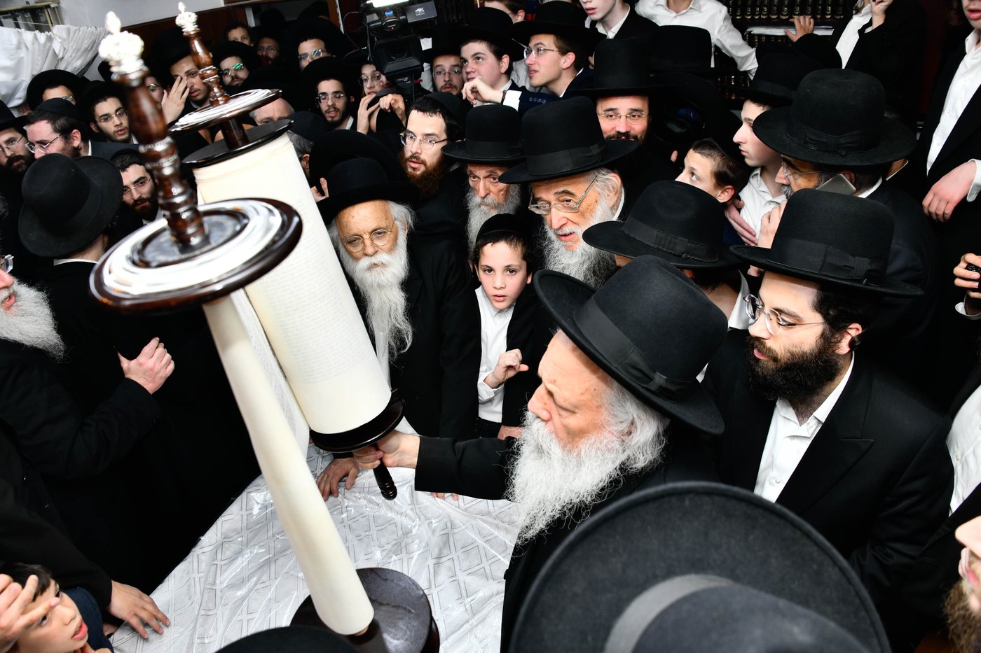 הכנסת ס"ת ע"י הגר"מ גריינמן