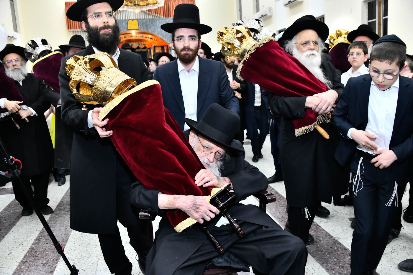 הכנסת ס"ת ע"י הגר"מ גריינמן