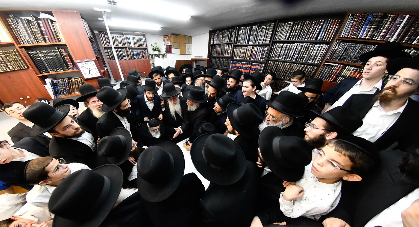 הכנסת ס"ת ע"י הגר"מ גריינמן