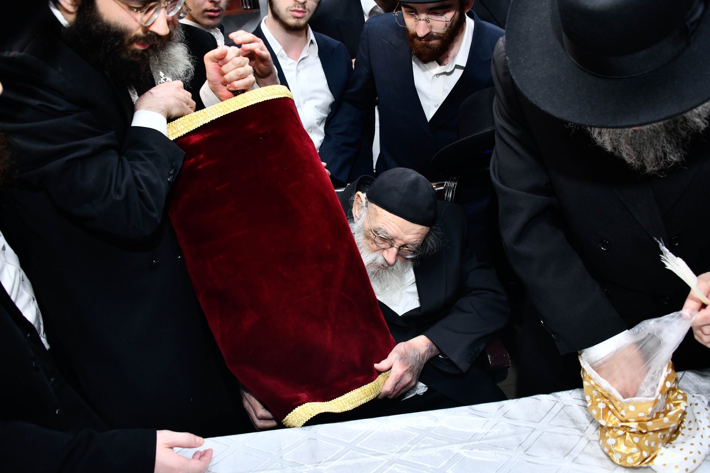 הכנסת ס"ת ע"י הגר"מ גריינמן