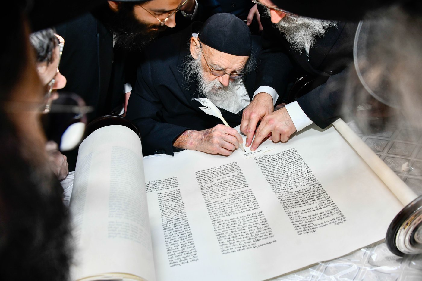 הכנסת ס"ת ע"י הגר"מ גריינמן