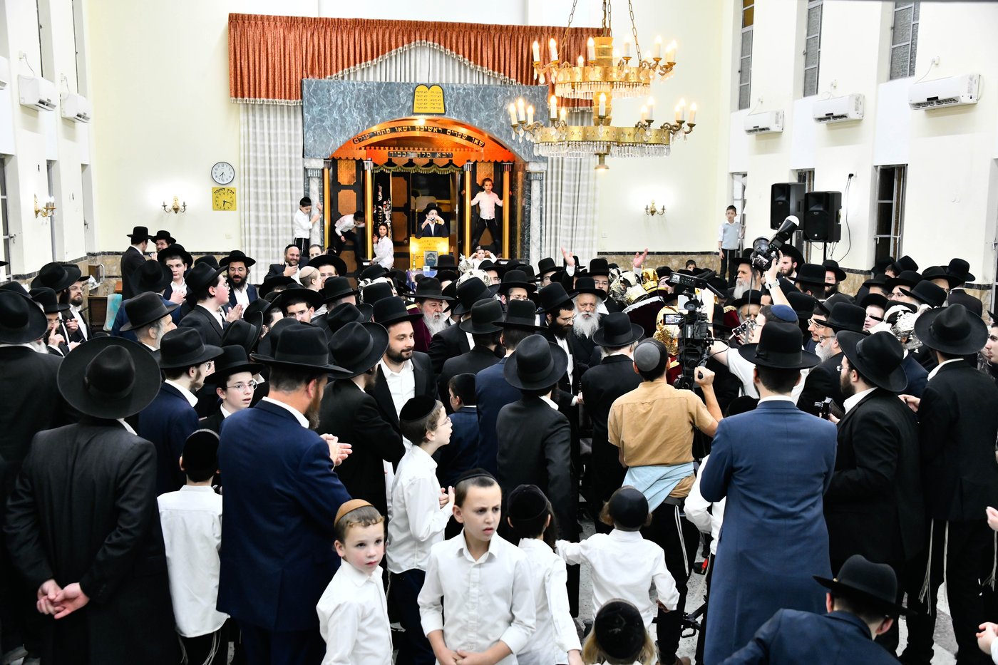 הכנסת ס"ת ע"י הגר"מ גריינמן