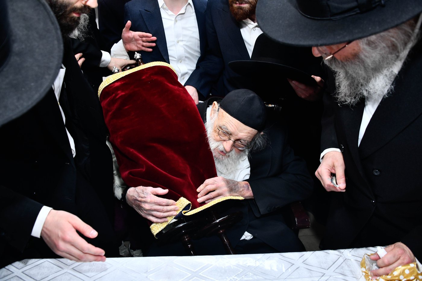 הכנסת ס"ת ע"י הגר"מ גריינמן