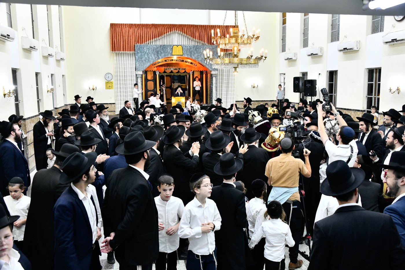 הכנסת ס"ת ע"י הגר"מ גריינמן