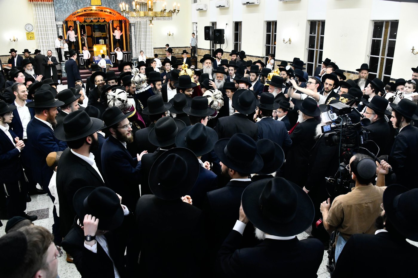 הכנסת ס"ת ע"י הגר"מ גריינמן