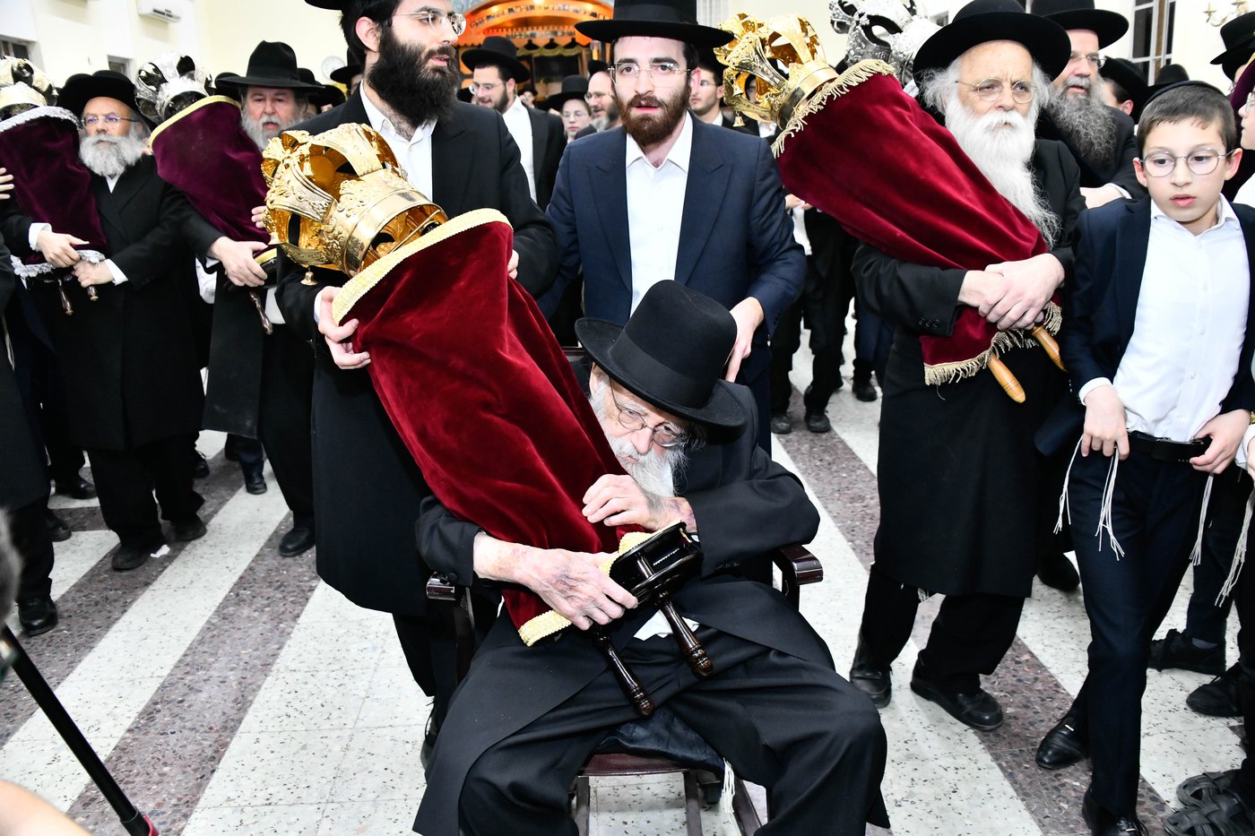 הכנסת ס"ת ע"י הגר"מ גריינמן