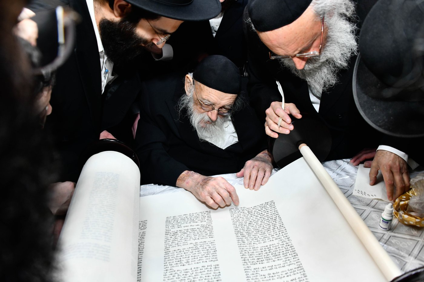 הכנסת ס"ת ע"י הגר"מ גריינמן