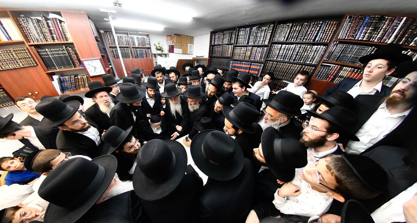 הכנסת ס"ת ע"י הגר"מ גריינמן