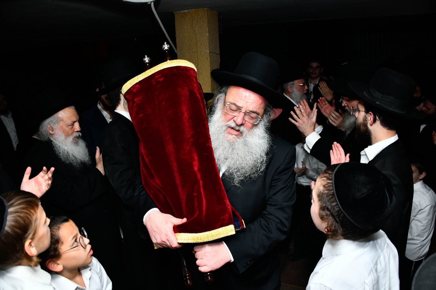 הכנסת ס"ת ע"י הגר"מ גריינמן