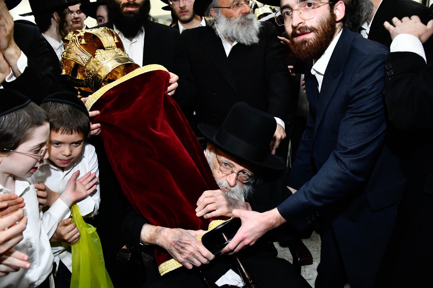 הכנסת ס"ת ע"י הגר"מ גריינמן