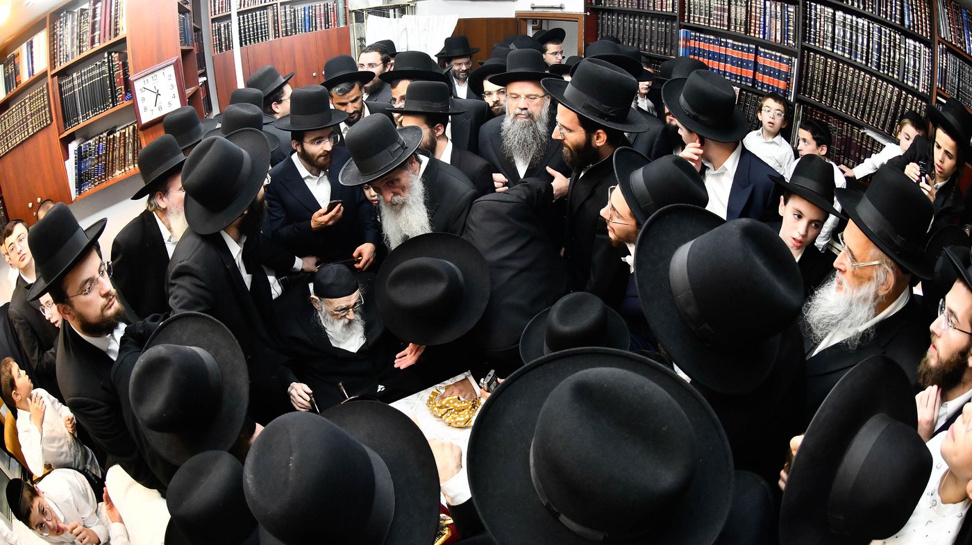 הכנסת ס"ת ע"י הגר"מ גריינמן