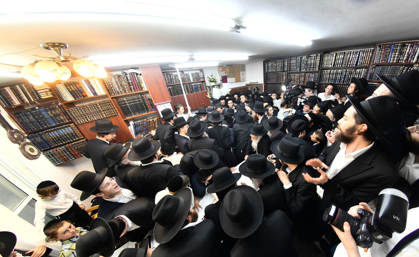 הכנסת ס"ת ע"י הגר"מ גריינמן