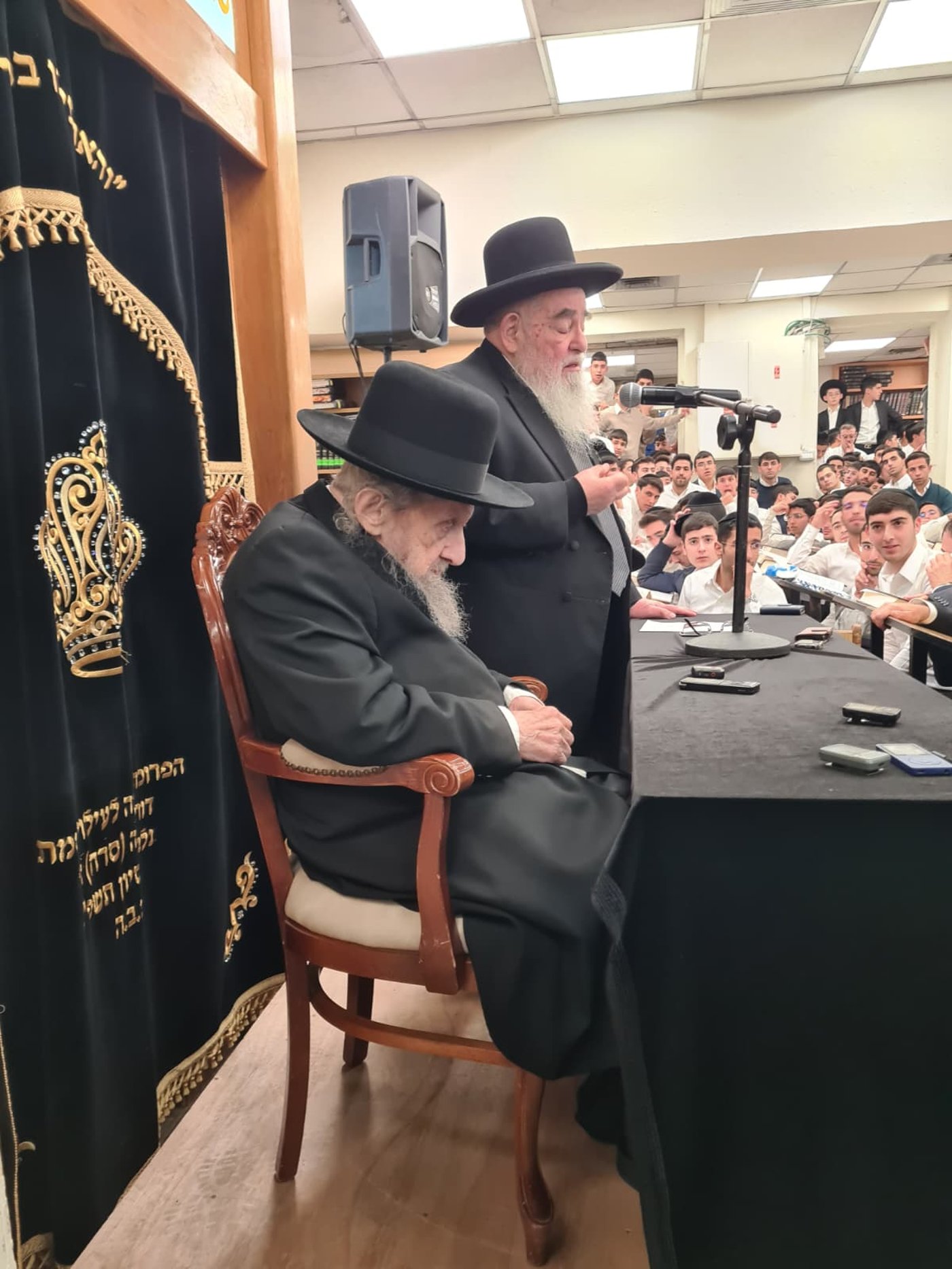 ראש הישיבה בשיחה בישיבה הערב