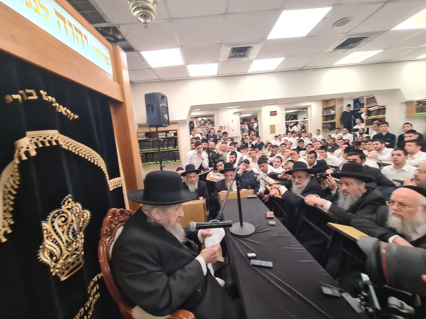 ראש הישיבה בשיחה בישיבה הערב