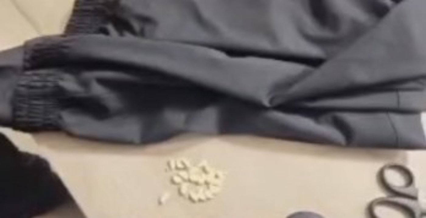 הסמים ליד המכנסיים