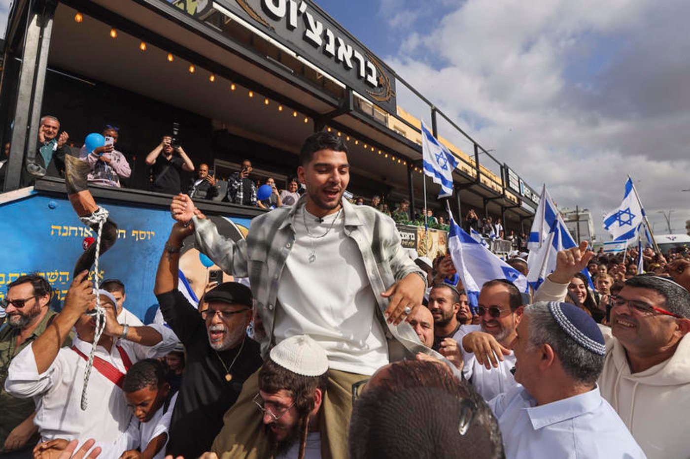 מאות יצאו לרחובות: קבלת הפנים המרגשת ליוסף חיים אוחנה ליד ביתו