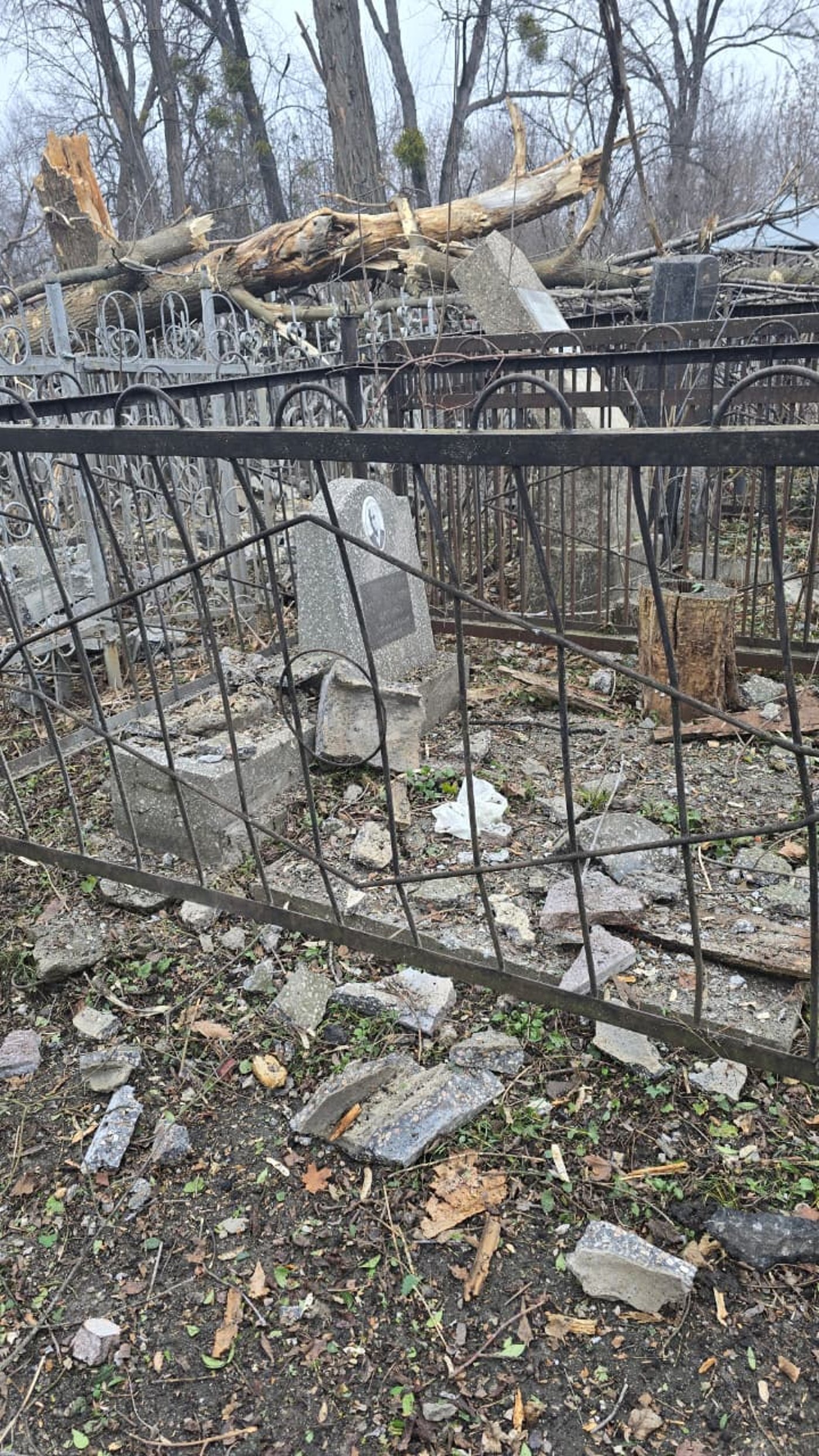 הלם בקהילה היהודית: טיל פגע בבית העלמין, הרב נחרד לגלות את הנזק