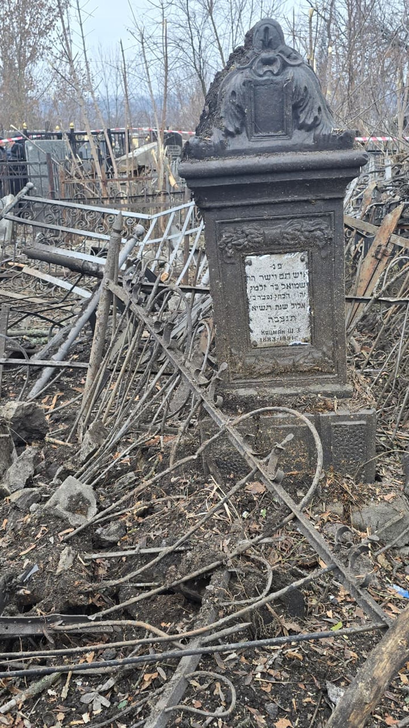 הלם בקהילה היהודית: טיל פגע בבית העלמין, הרב נחרד לגלות את הנזק