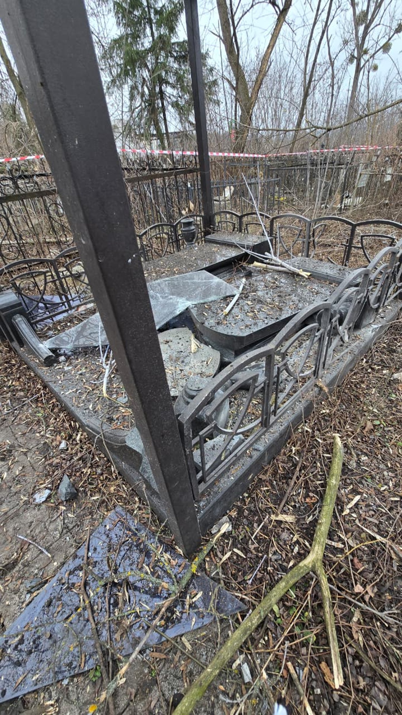 הלם בקהילה היהודית: טיל פגע בבית העלמין, הרב נחרד לגלות את הנזק