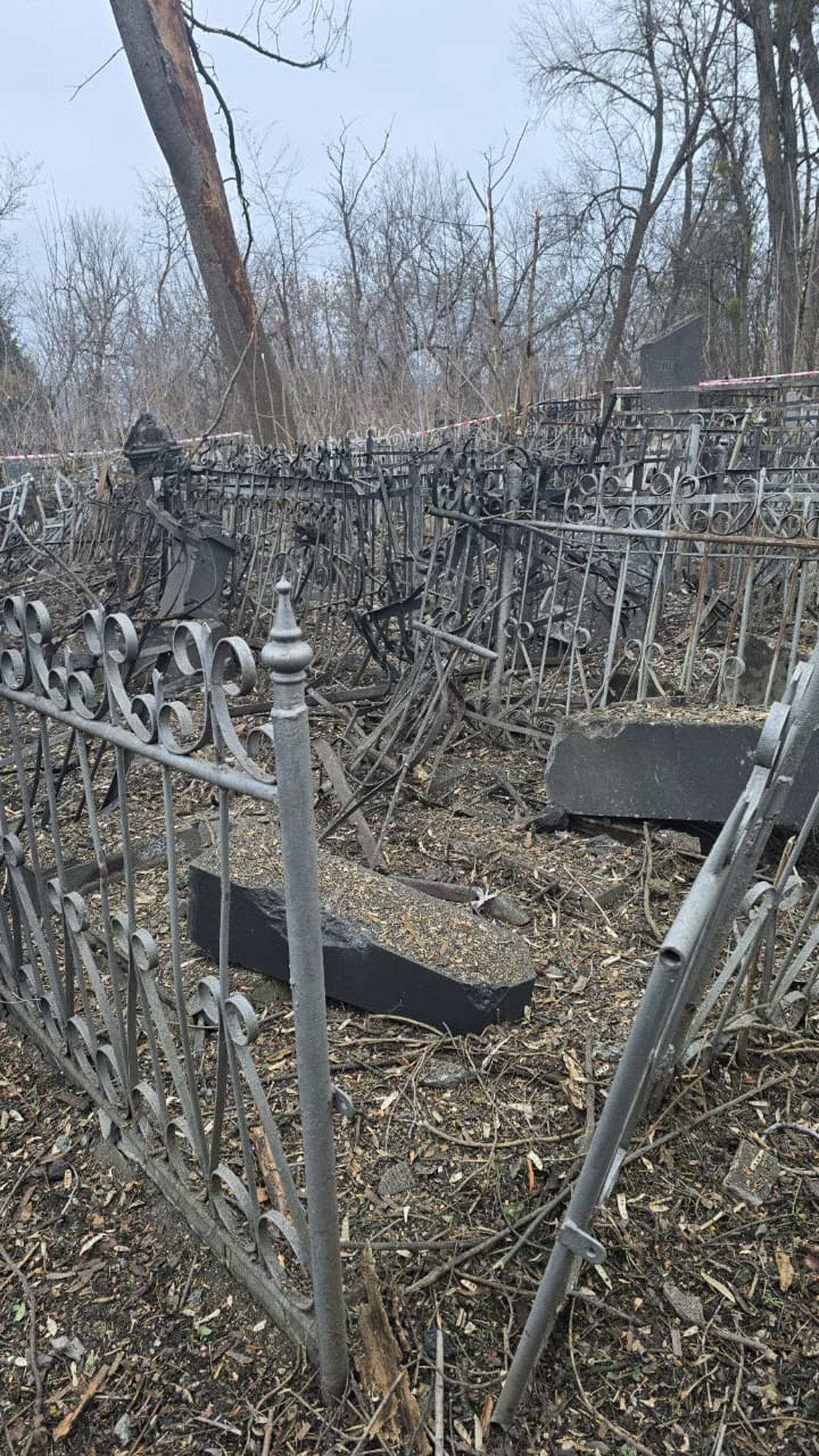 הלם בקהילה היהודית: טיל פגע בבית העלמין, הרב נחרד לגלות את הנזק