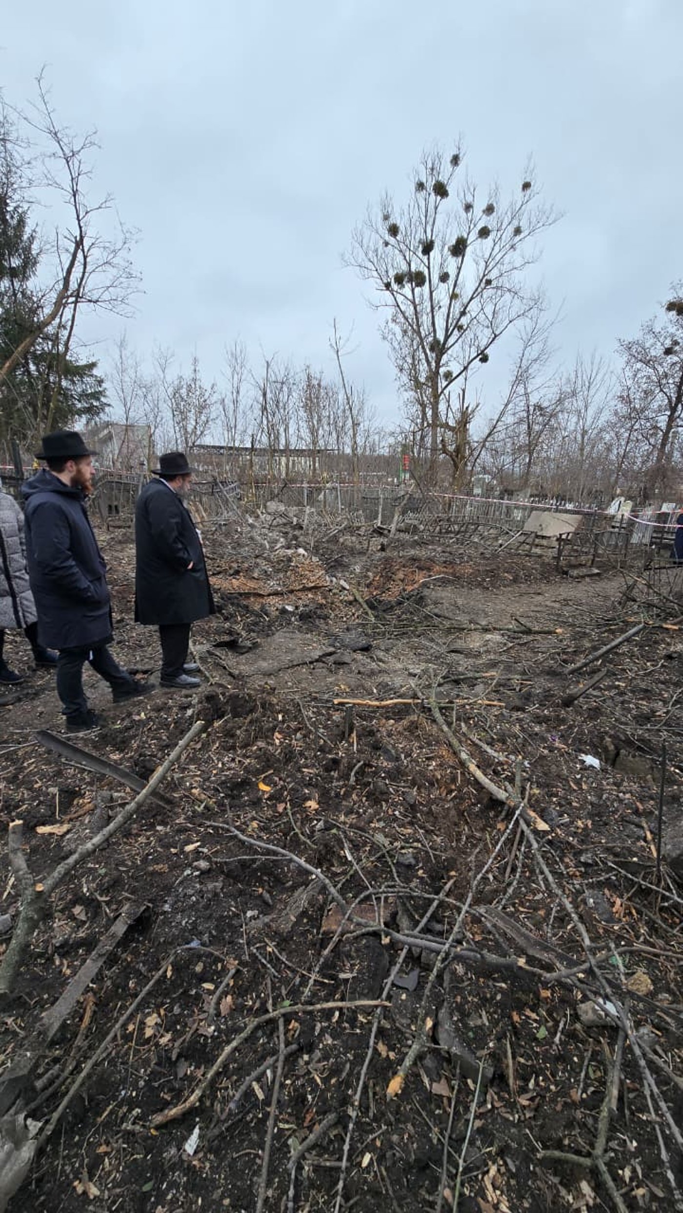 הלם בקהילה היהודית: טיל פגע בבית העלמין, הרב נחרד לגלות את הנזק