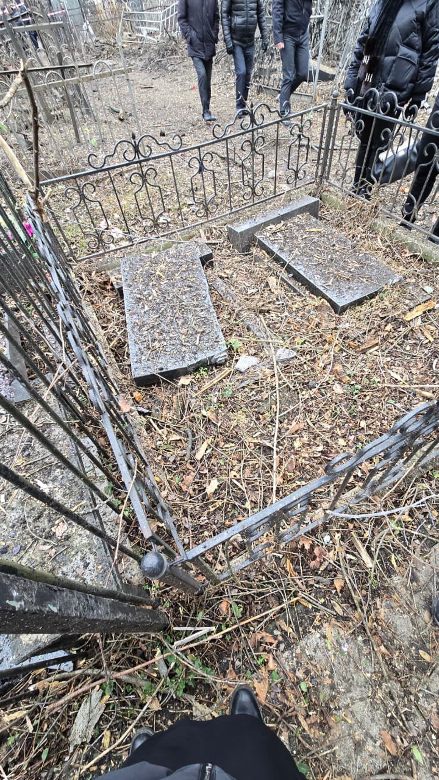 הלם בקהילה היהודית: טיל פגע בבית העלמין, הרב נחרד לגלות את הנזק