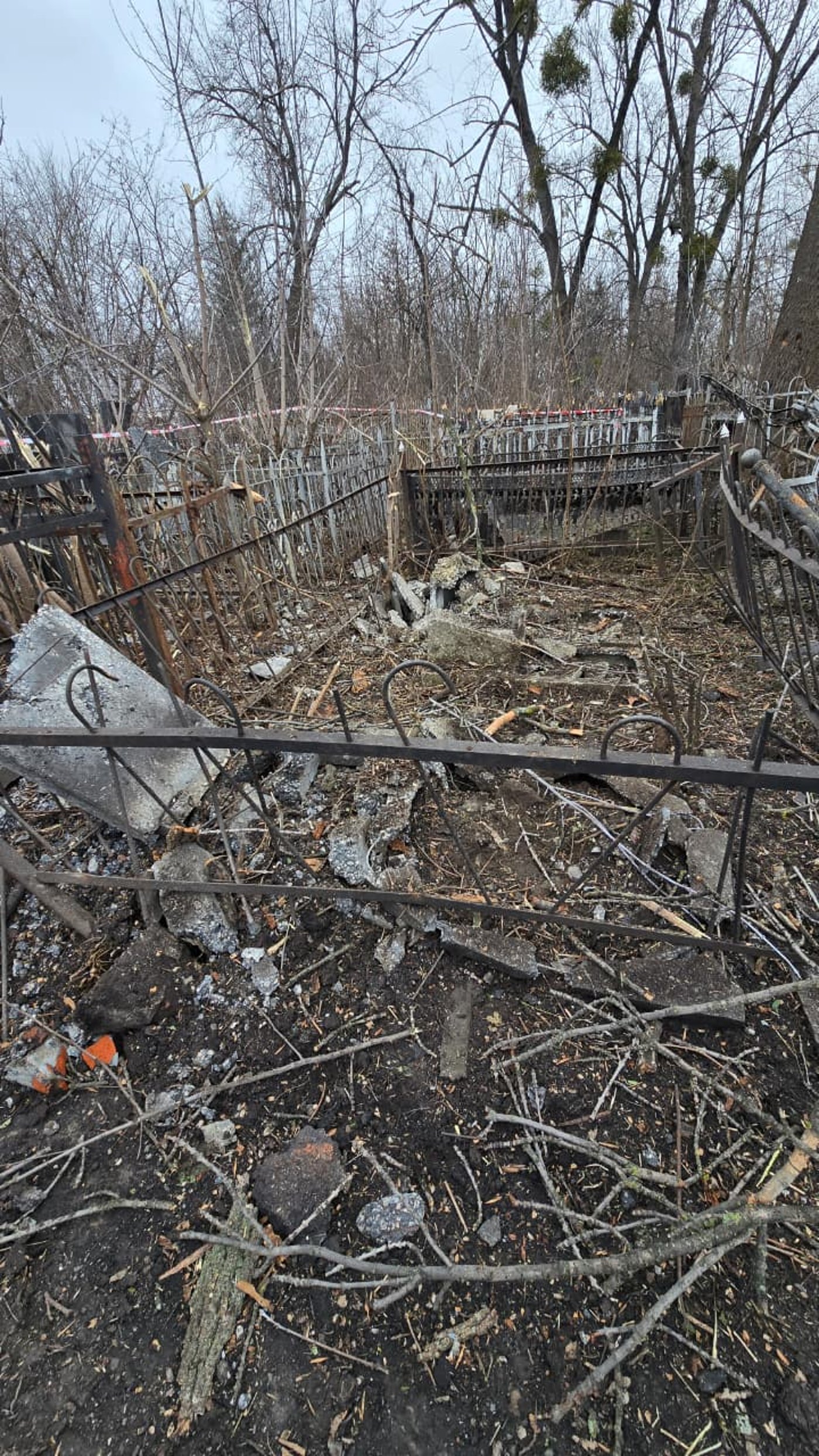 הלם בקהילה היהודית: טיל פגע בבית העלמין, הרב נחרד לגלות את הנזק