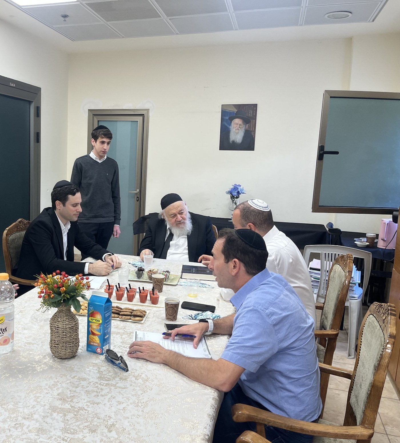 רה"ע רחובות עם ראש הישיבה הגרא"י קוק