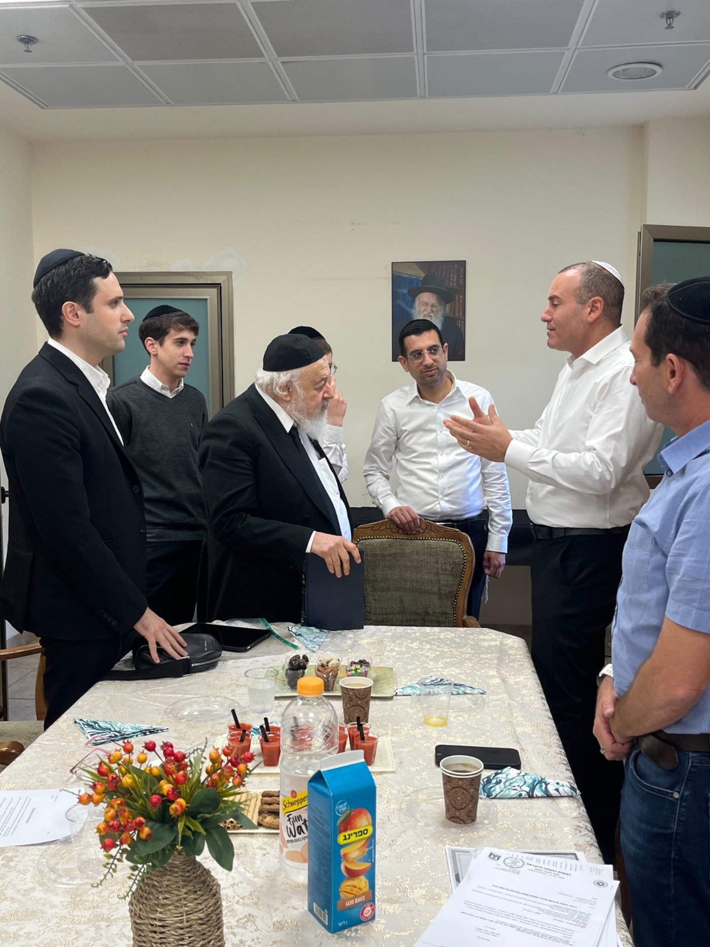 רה"ע רחובות עם ראש הישיבה הגרא"י קוק