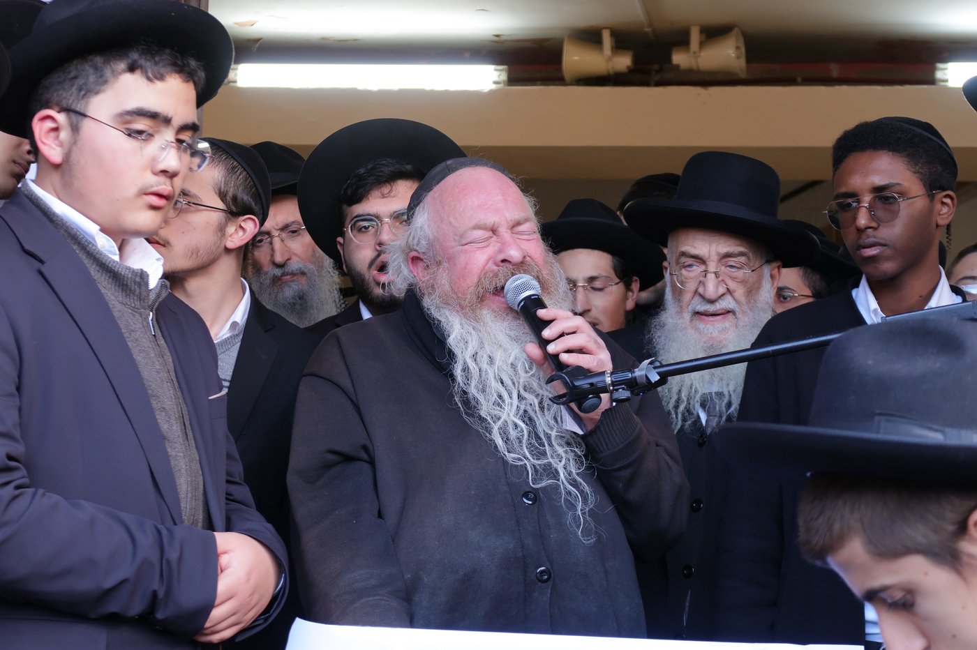 מסע הלווית הגה"צ רבי משה חיים אריה זצ"ל